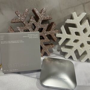 r.e.m. beauty Interstellar Highlighter Topper - Miss Uranus (Silver)